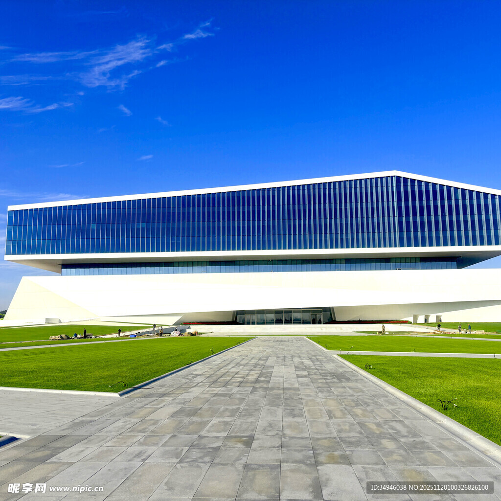 现代风格的宏伟建筑外观