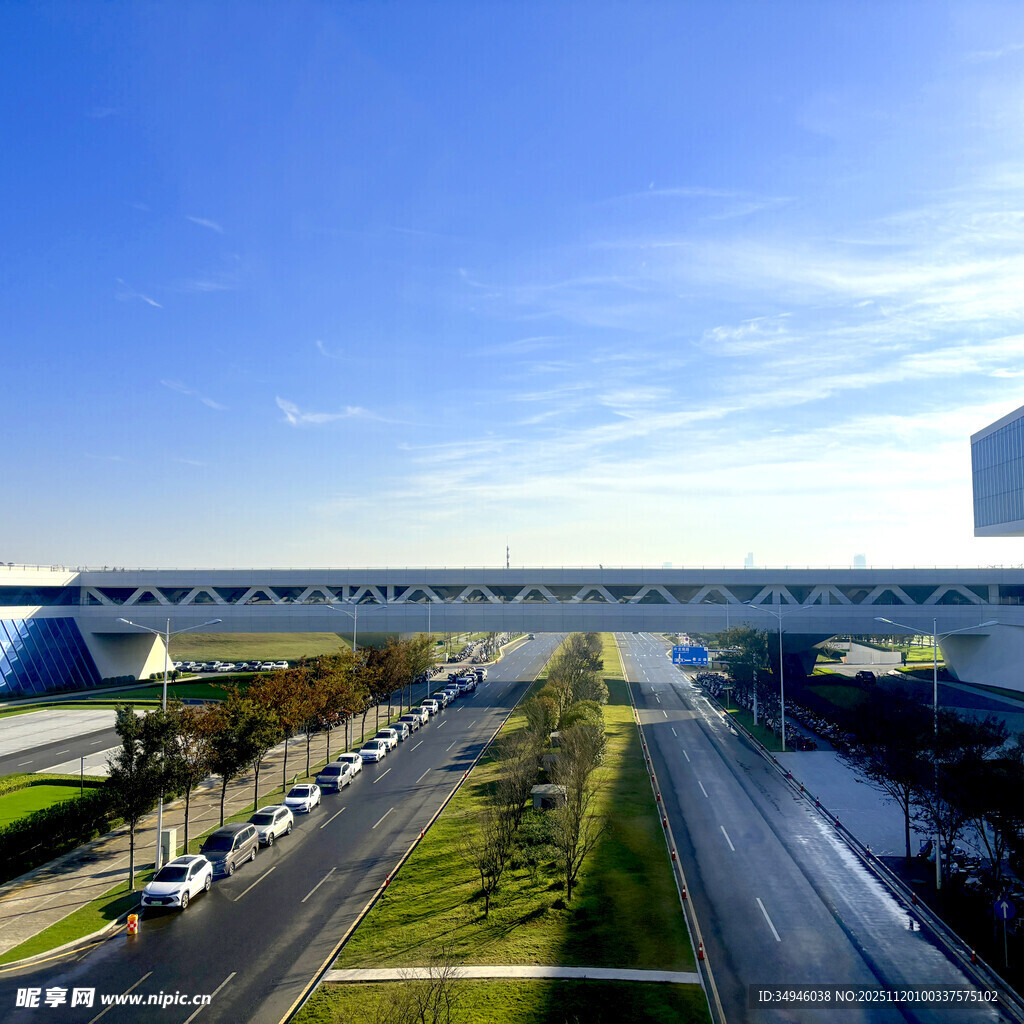 城市宽阔道路与建筑景观