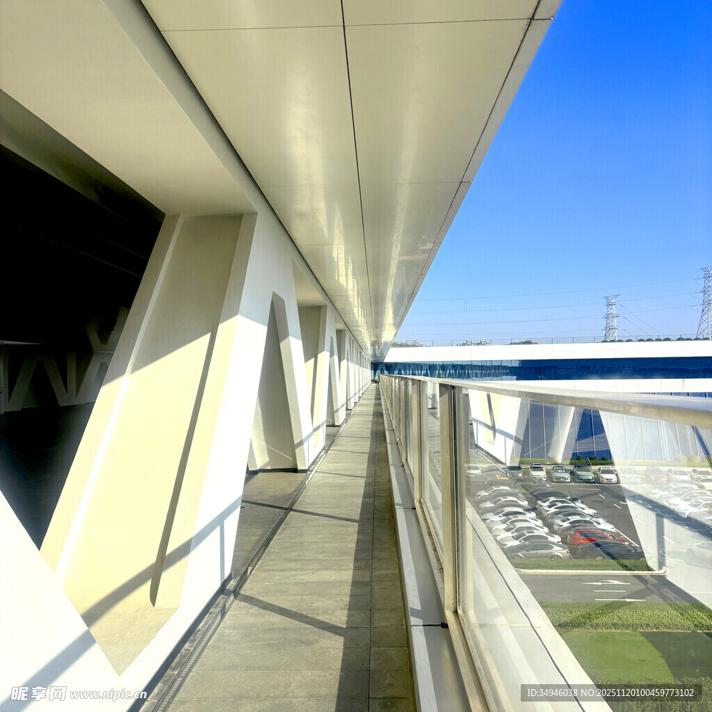 现代建筑外的观景走廊