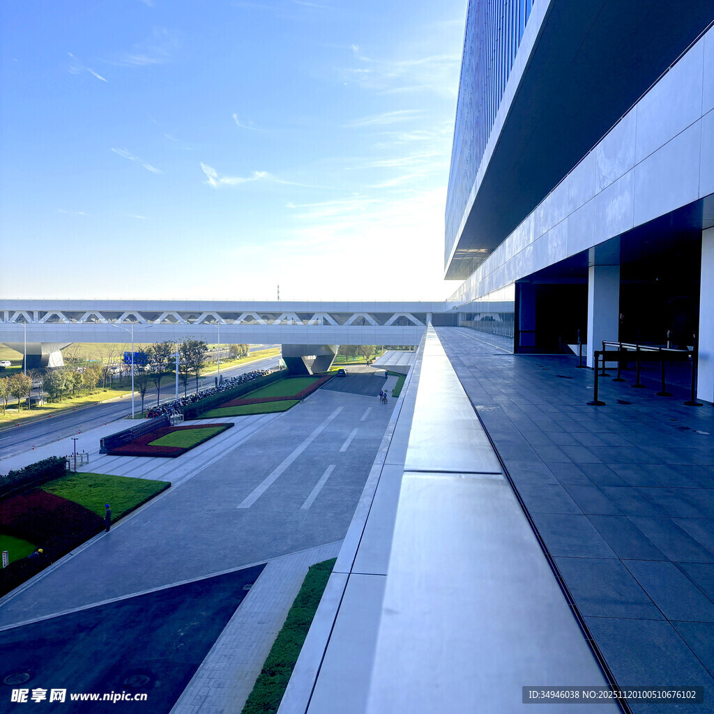 现代建筑外观与开阔视野