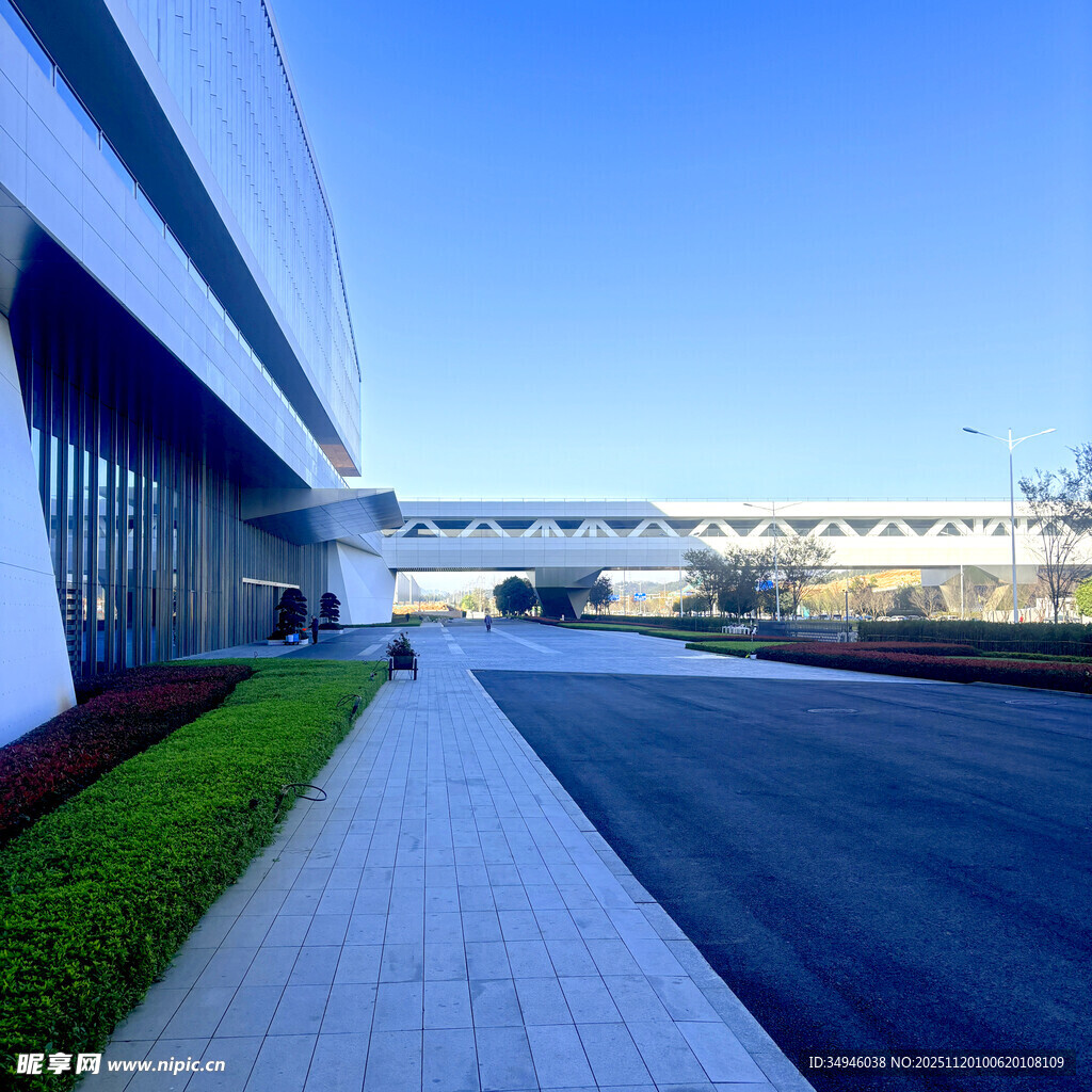 现代企业园区宽敞道路景观