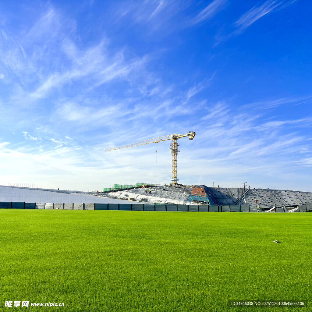 绿草如茵的工地场景