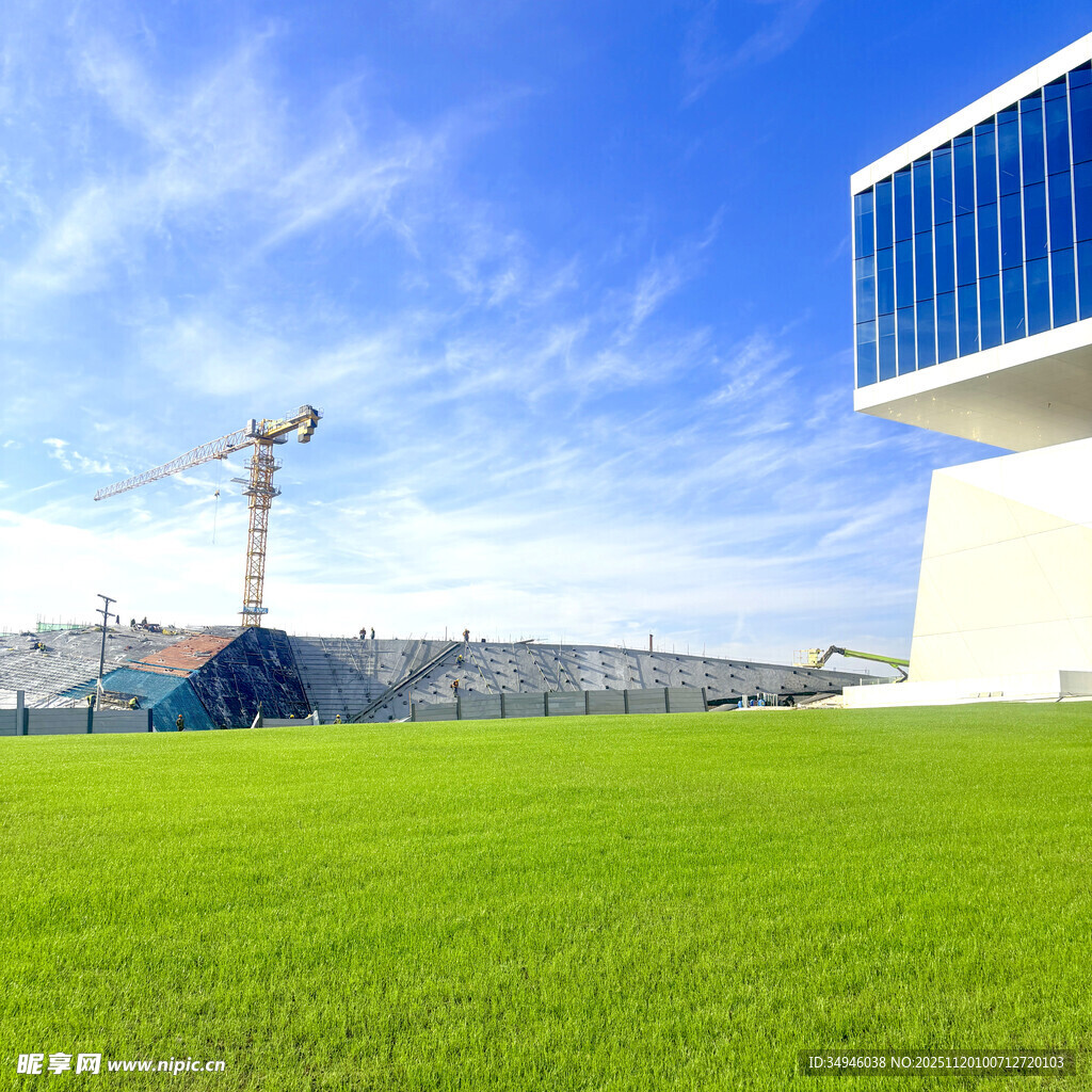 城市绿地旁的建筑施工场景