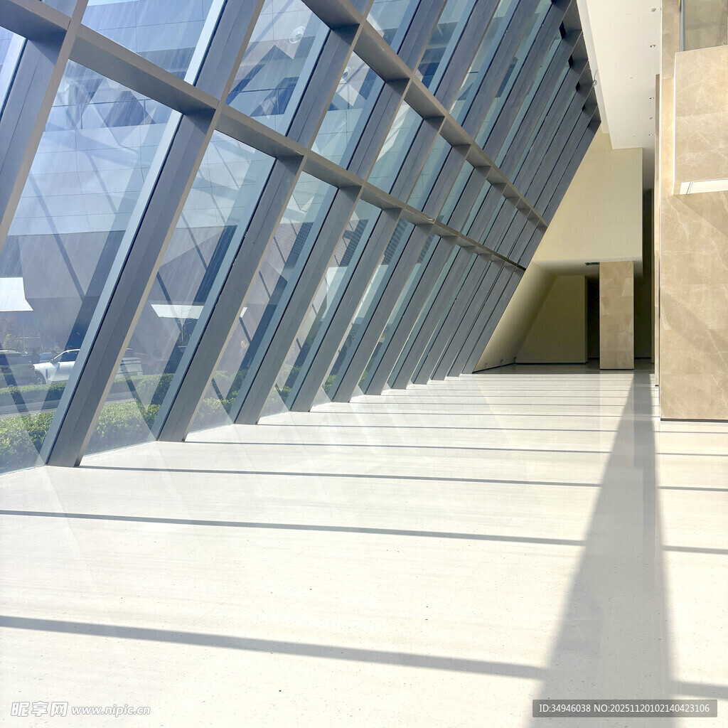 现代建筑内的明亮通透走廊