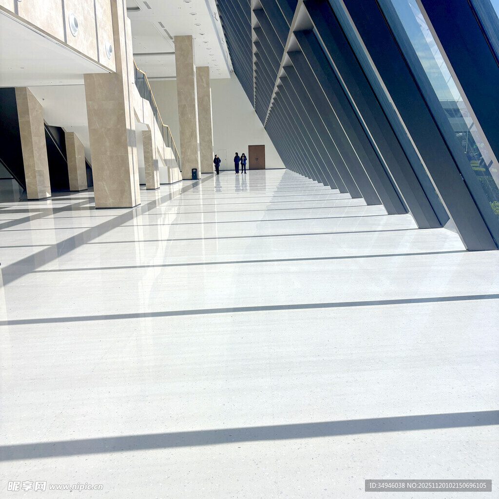 现代建筑室内光洁走廊空间