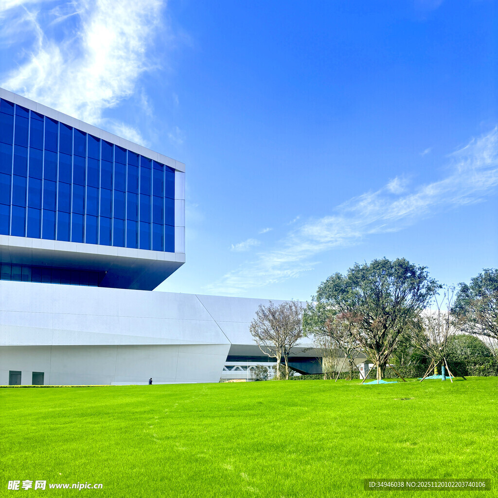 现代建筑旁的翠绿草坪