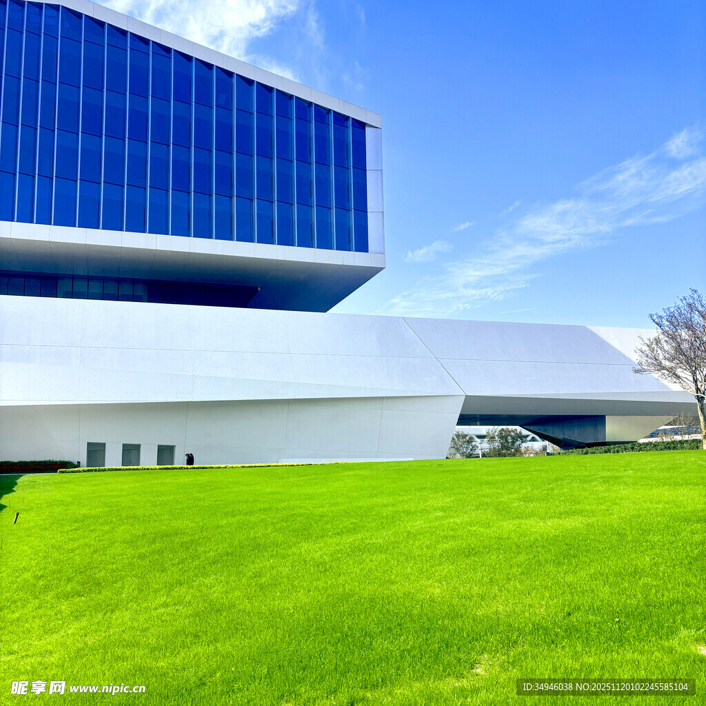 现代建筑与翠绿草坪景观