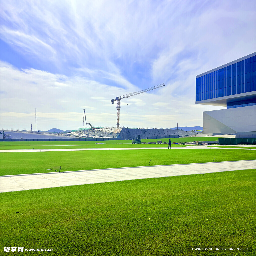现代建筑旁的开阔绿地景观