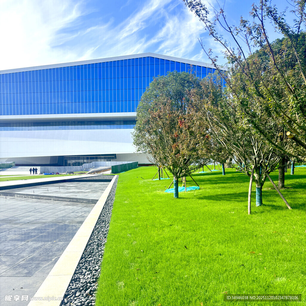 现代建筑旁的翠绿草坪景观