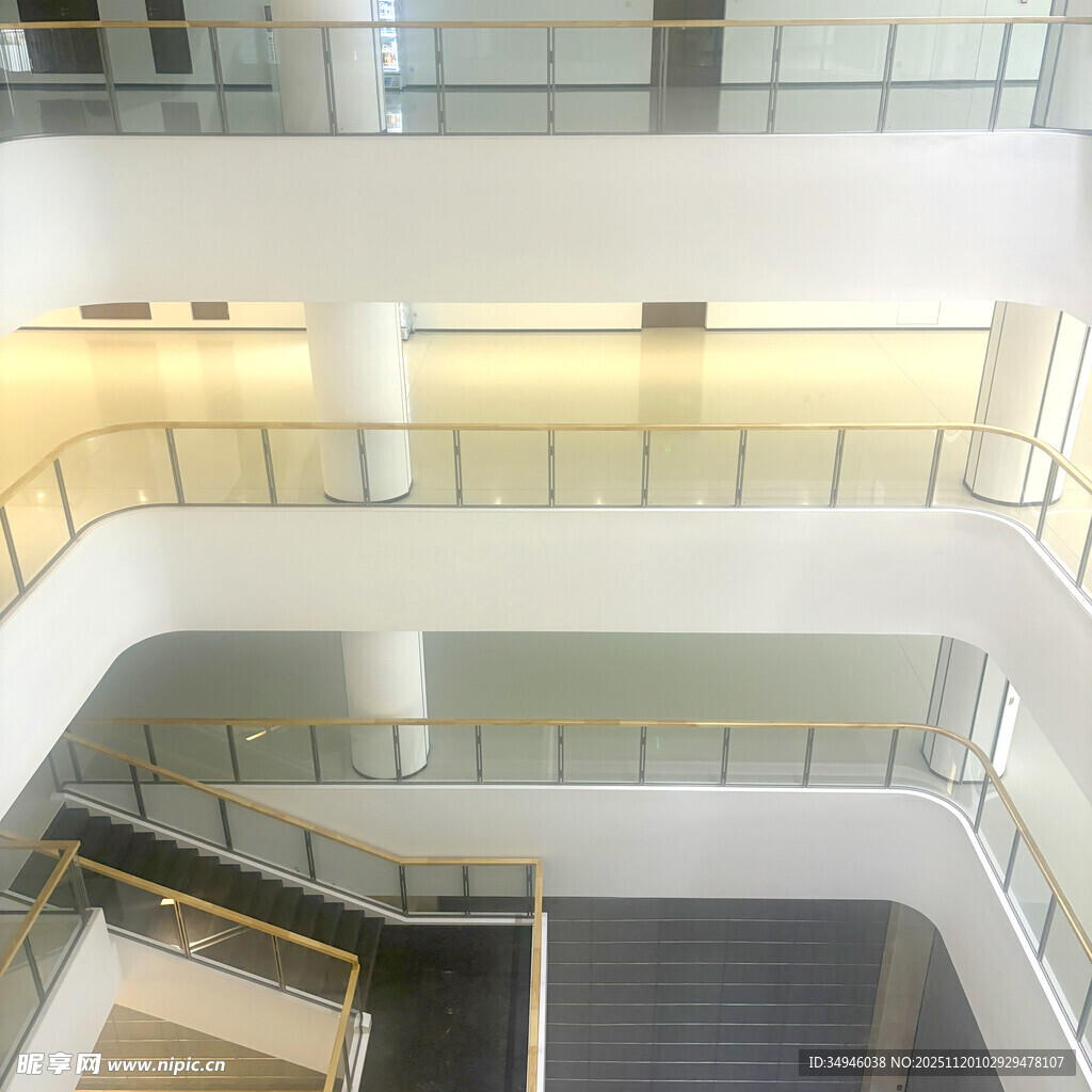 现代建筑内部多层楼梯景观