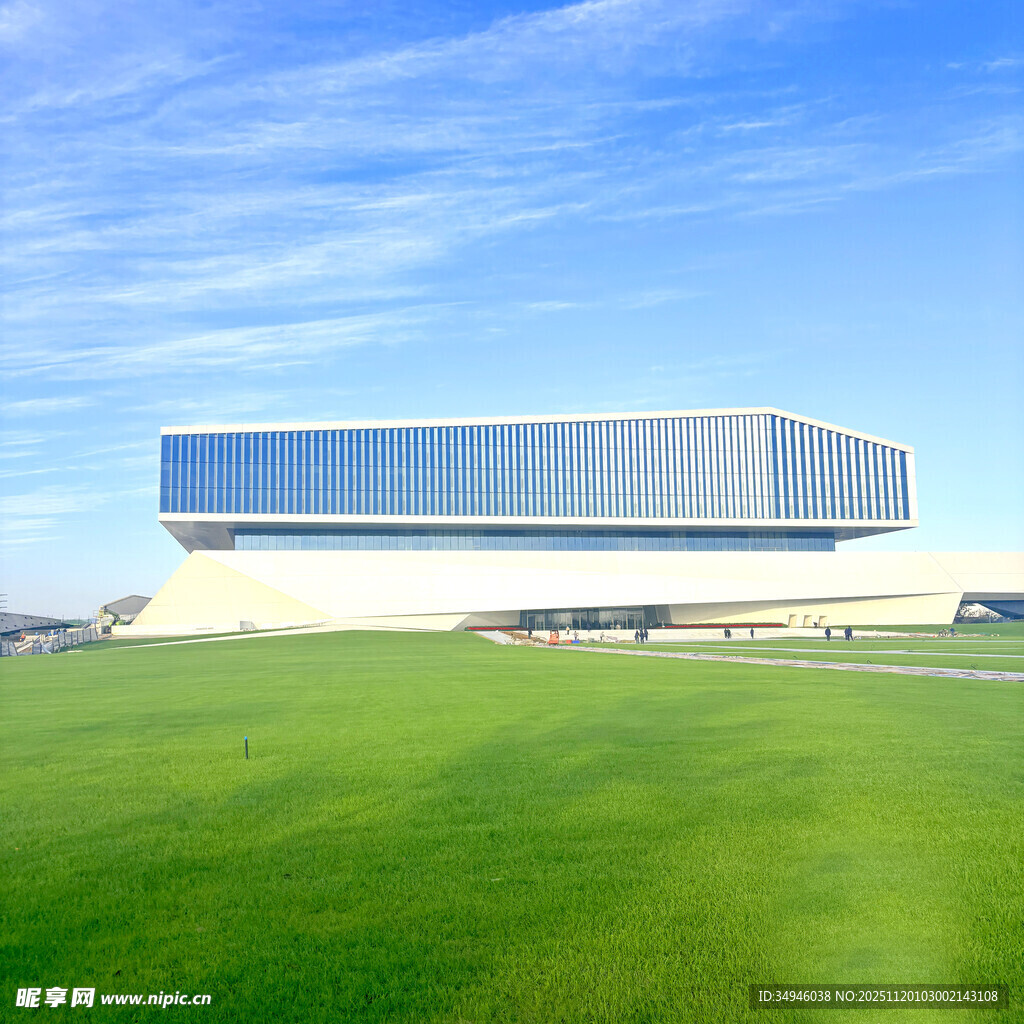 草原上的现代建筑奇观
