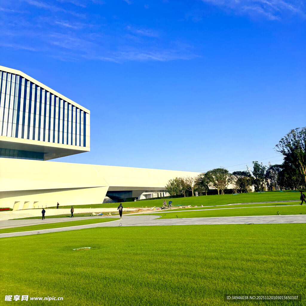 现代建筑与开阔绿地景观