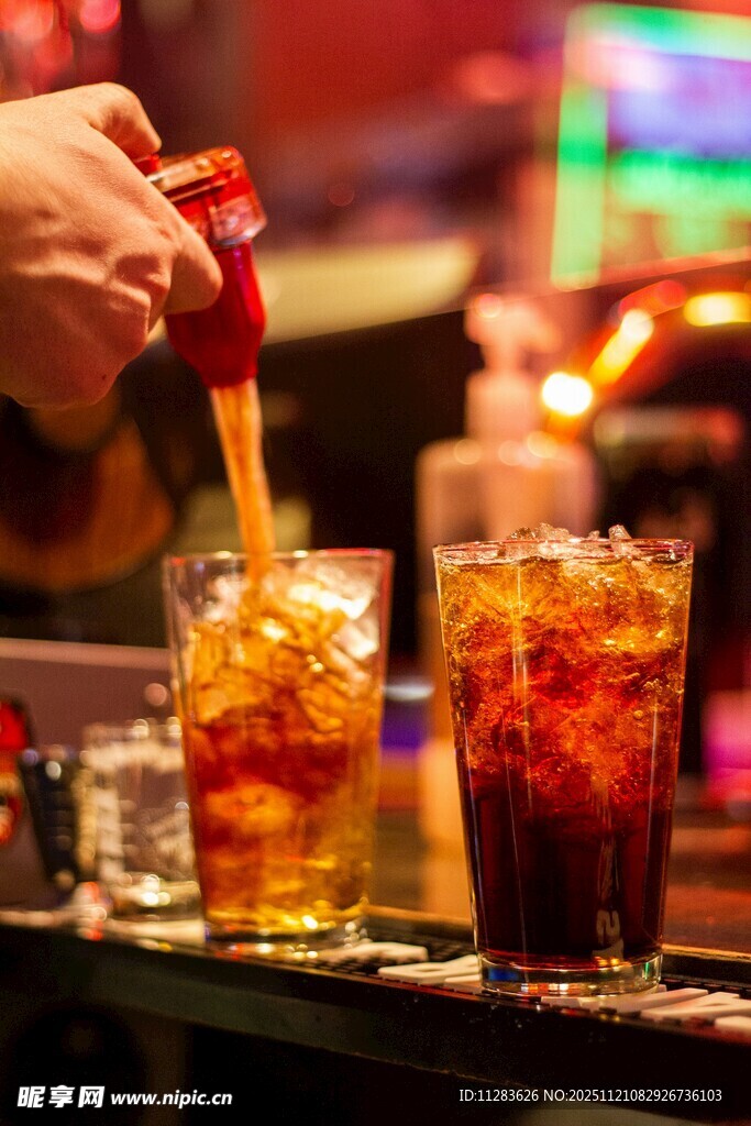 酒吧调酒场景