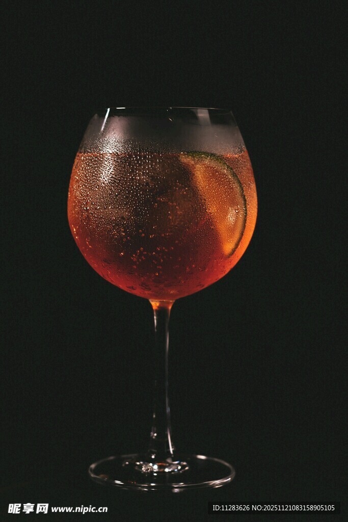 一杯诱人的红色鸡尾酒