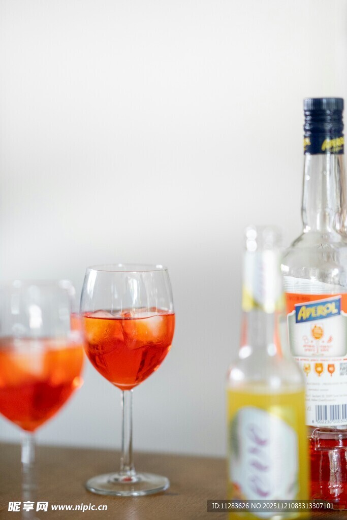 色彩鲜艳的鸡尾酒与酒瓶