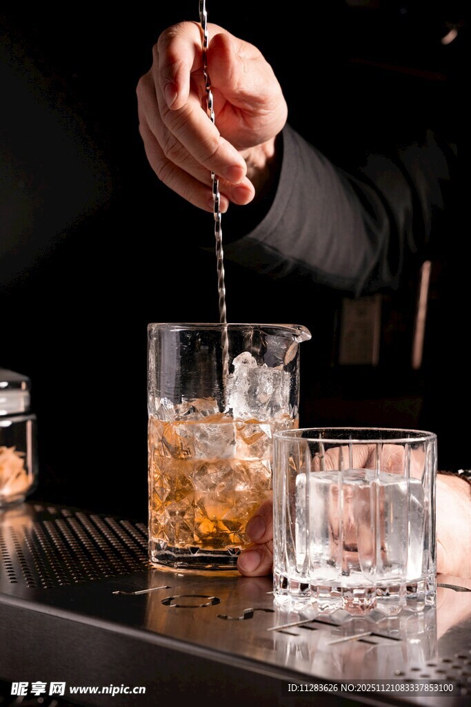 调酒师正在精心调制鸡尾酒