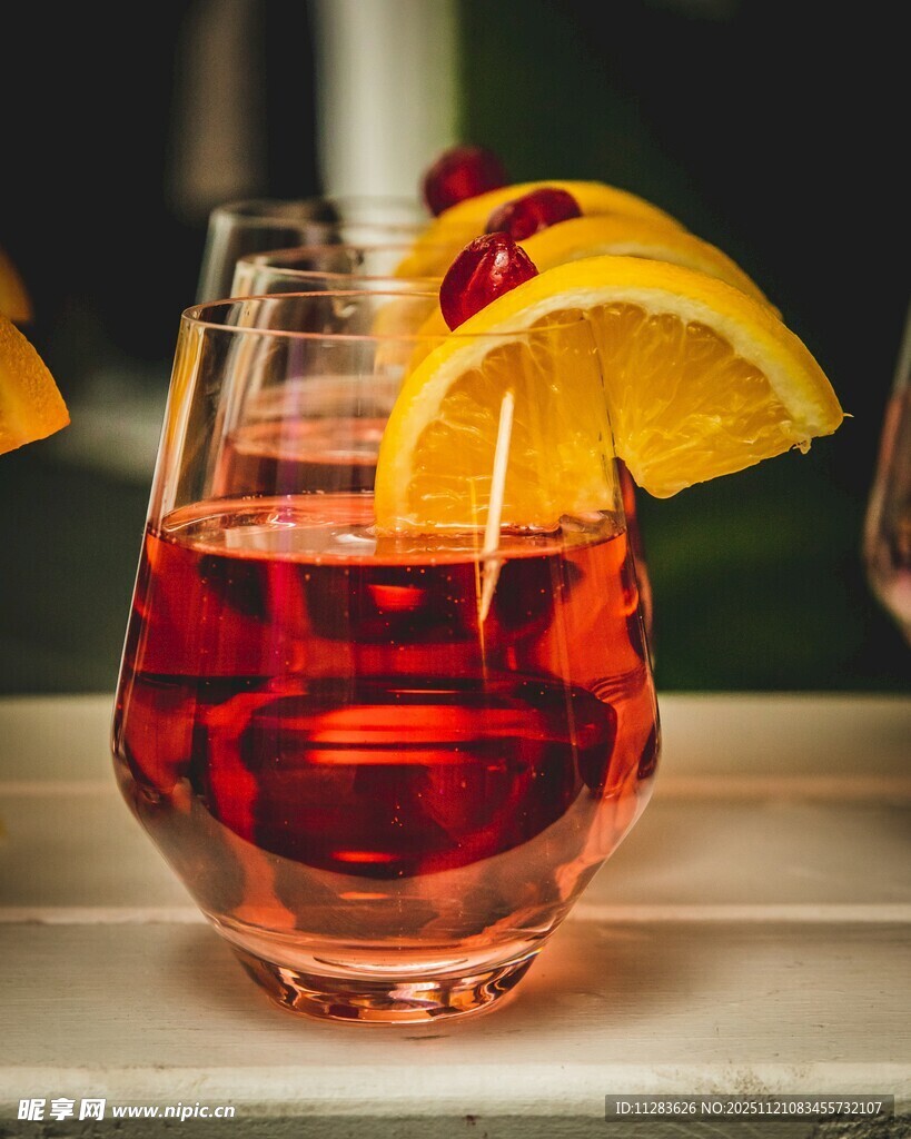 精致红饮配橙片与樱桃