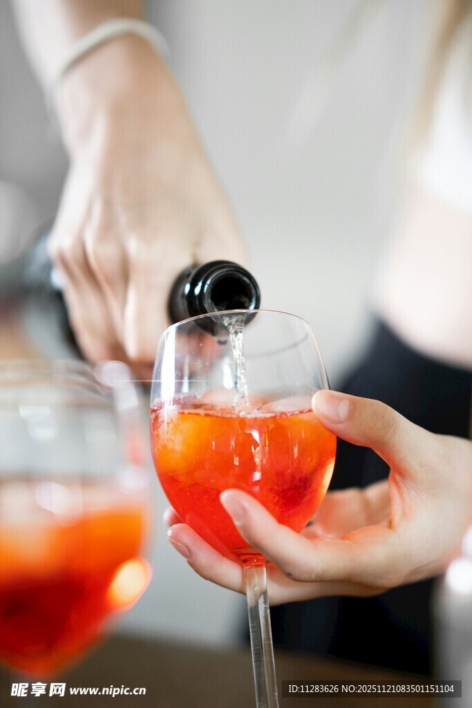 调制美味鸡尾酒瞬间