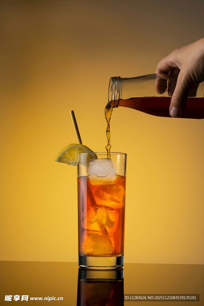 倒入酒杯的美味鸡尾酒