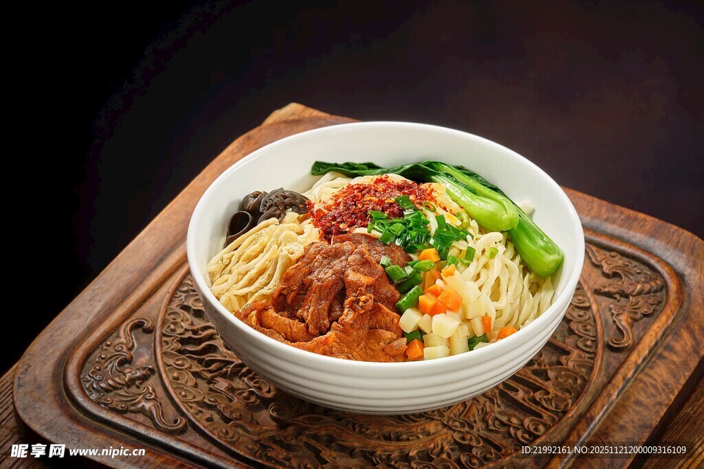 油泼臊子干拌面