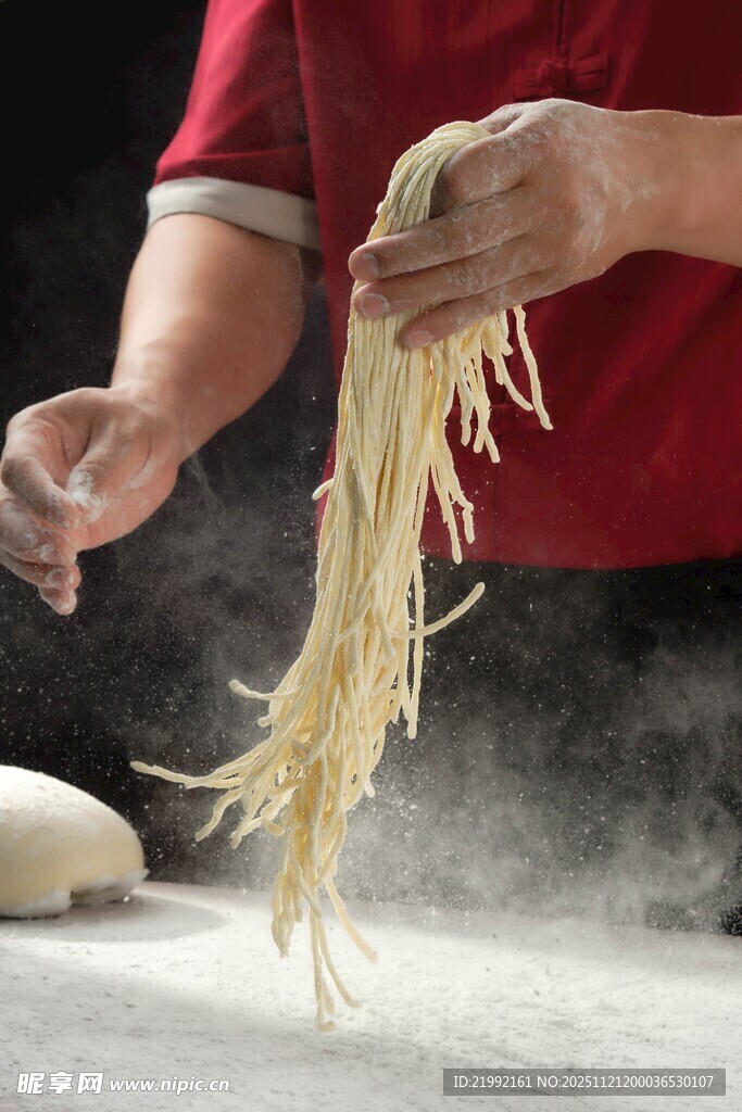 手工拉面制作瞬间