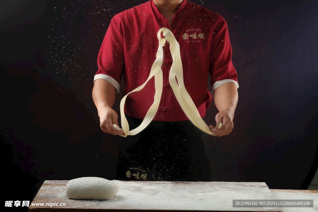 厨师展示手工制作长面条