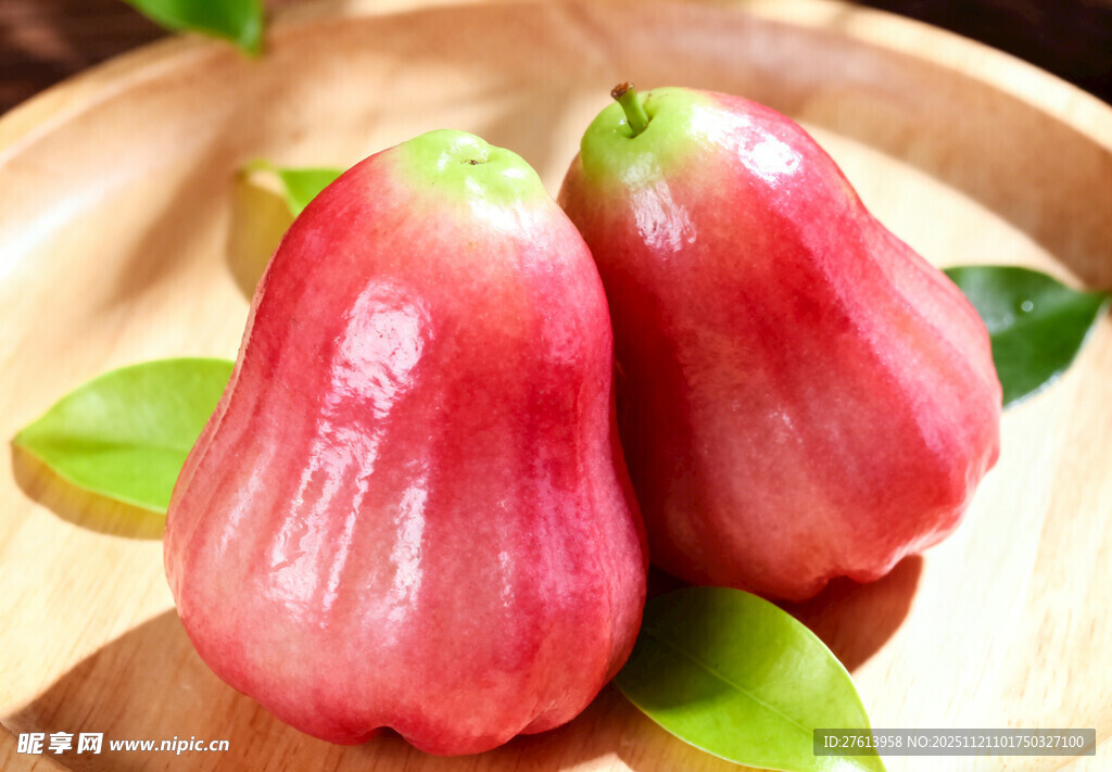 莲雾果摆放在木盘上