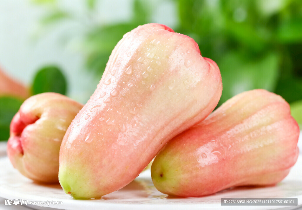 莲雾摆放在白色盘上