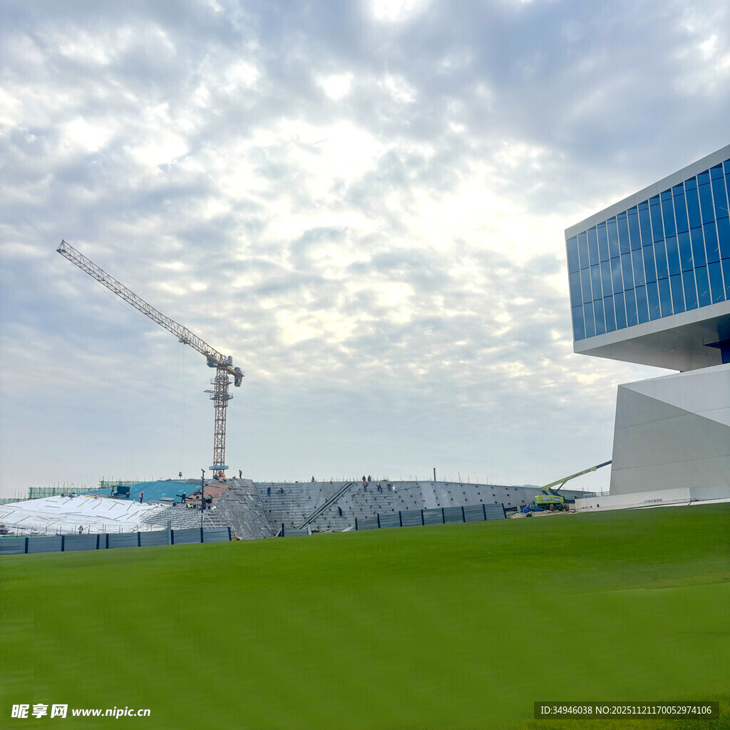 施工现场的起重机与建筑