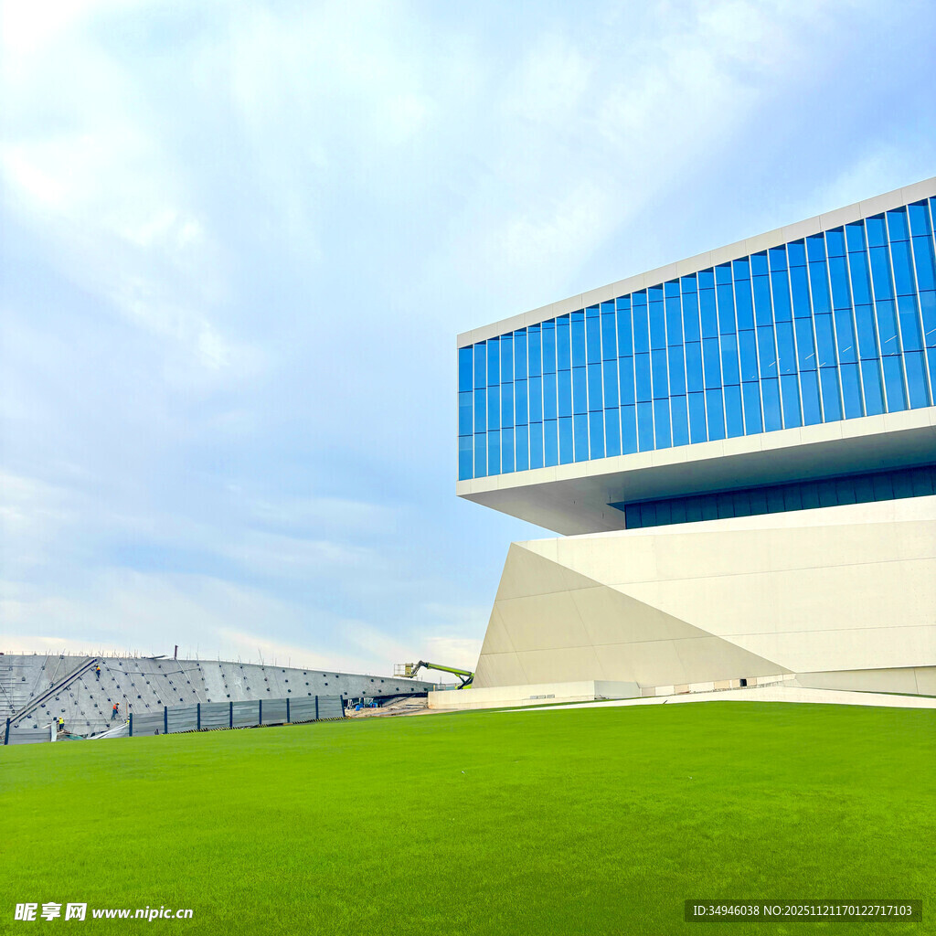 现代蓝白建筑与翠绿草坪