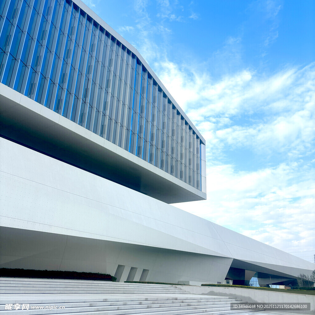 现代风格的宏伟建筑外观