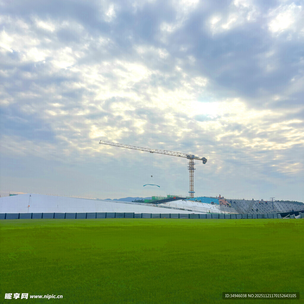 田野上的起重机与天空景色