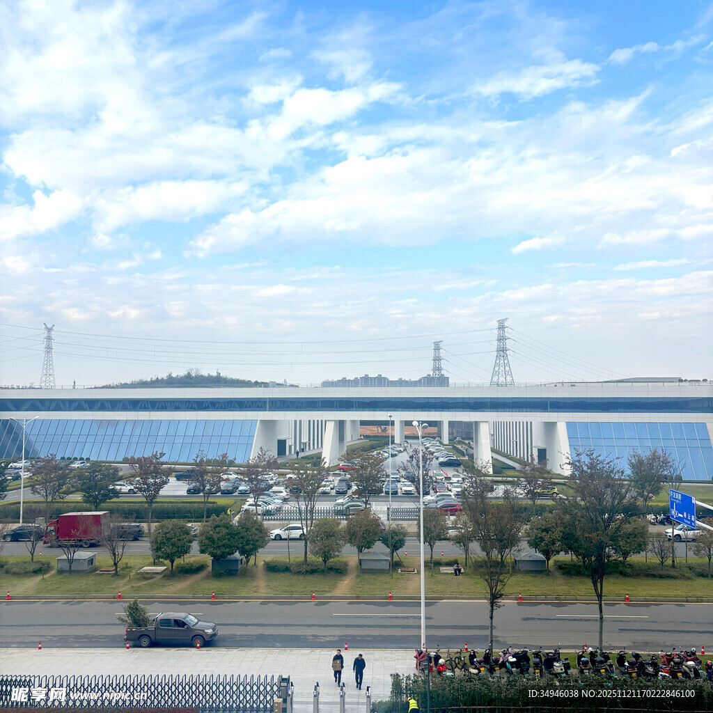 城市河畔风光全景