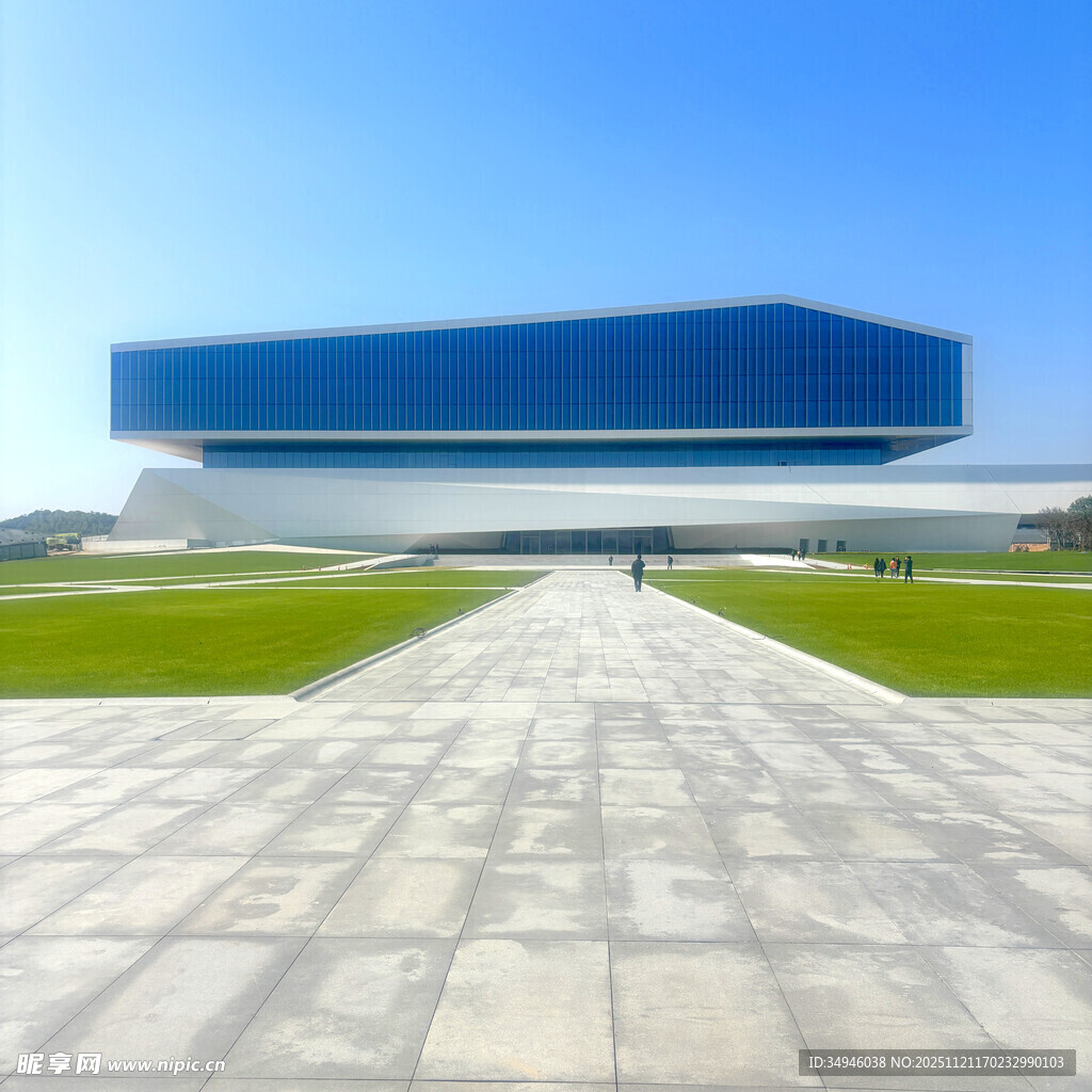 现代风格建筑前的开阔步道