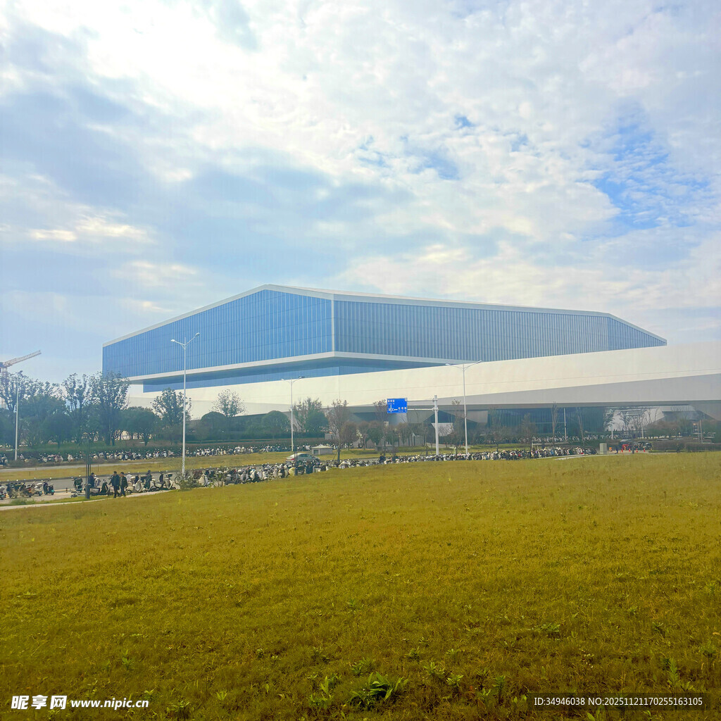 广阔草地旁的现代建筑