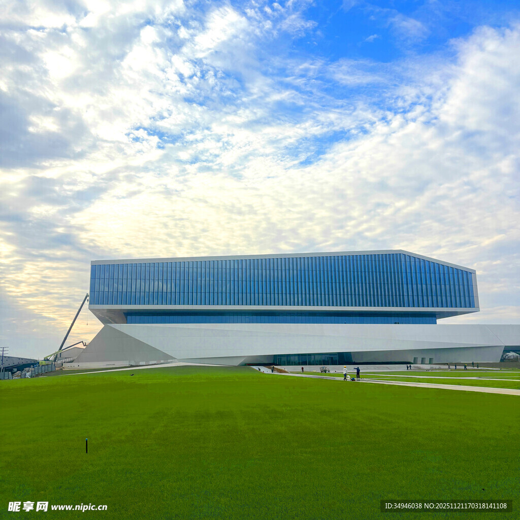 现代风格建筑与开阔绿地