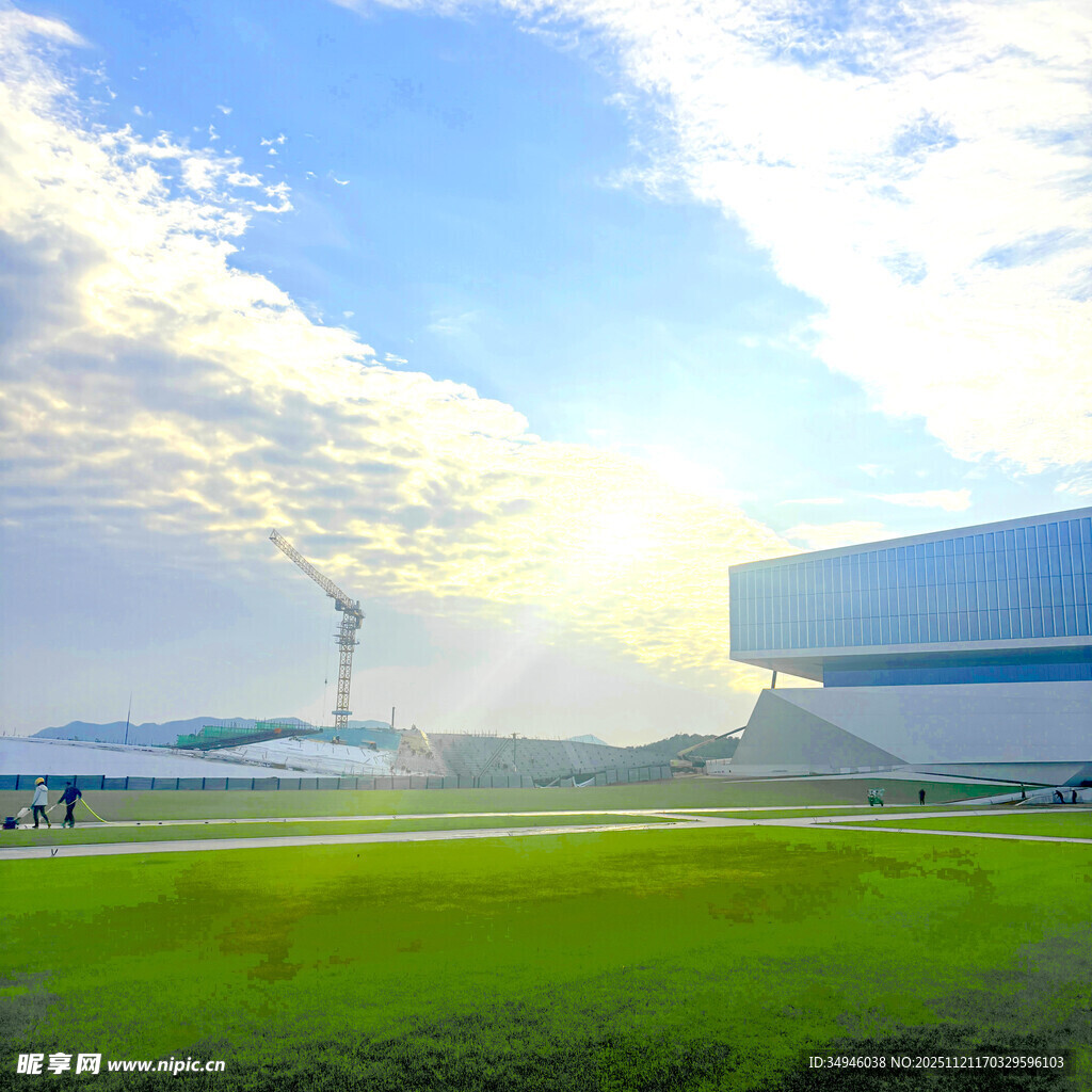 蓝天绿地旁的现代建筑