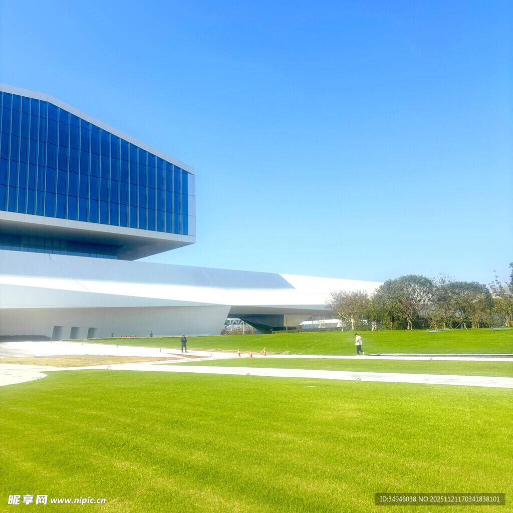 现代建筑旁的翠绿草坪