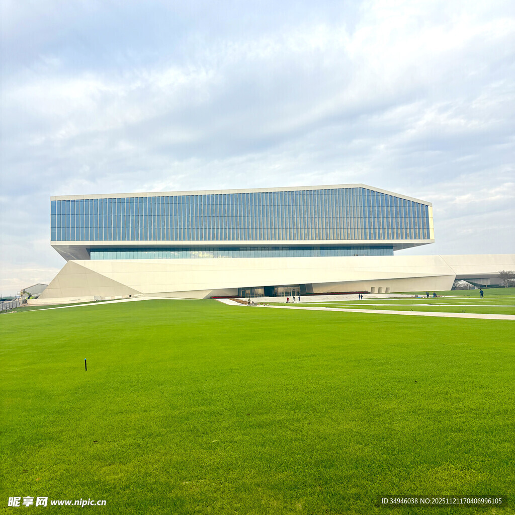 现代建筑与翠绿草地景观