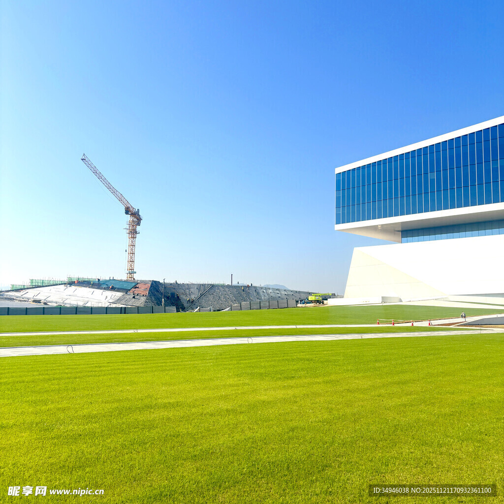 现代建筑旁的开阔绿草地