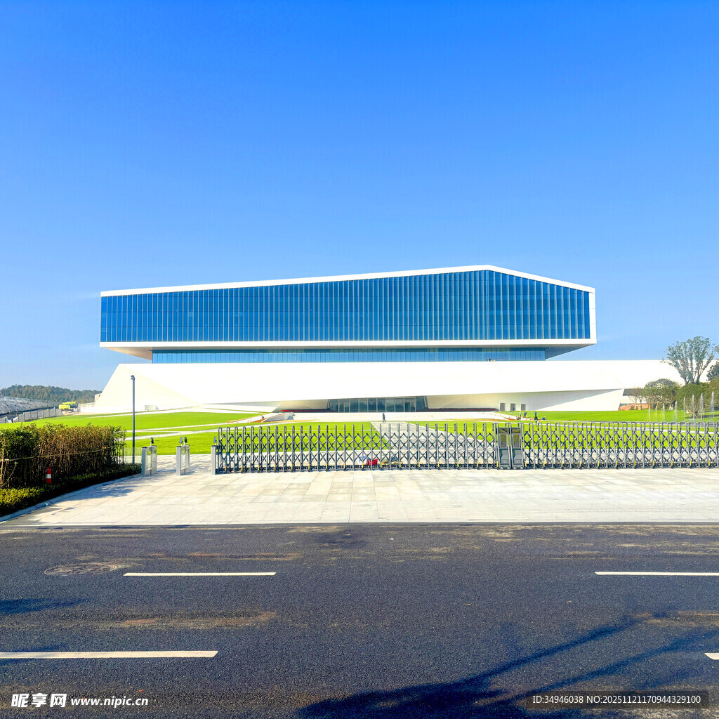 现代风格蓝顶厂房外观