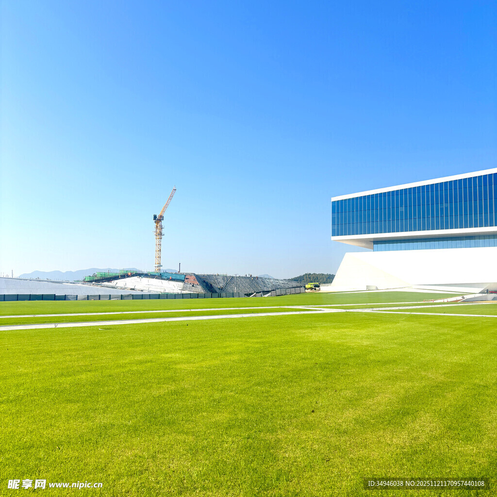 蓝天绿地旁的现代建筑