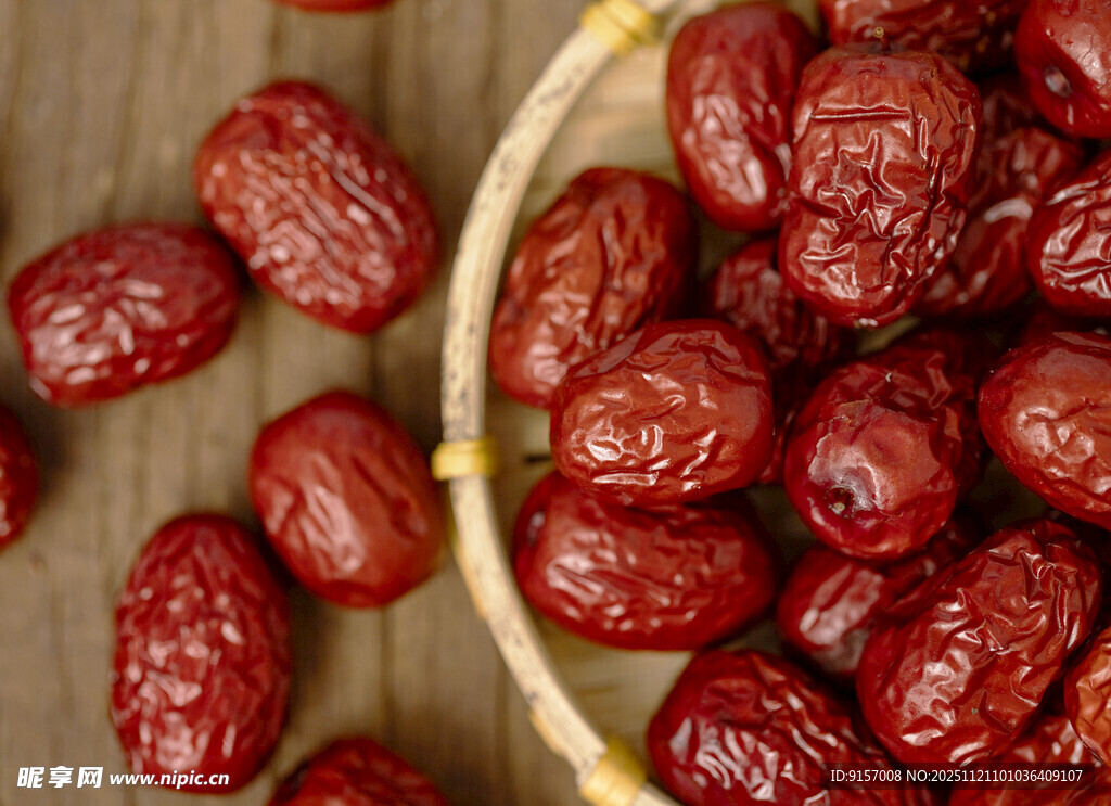 木盘里的饱满红大枣
