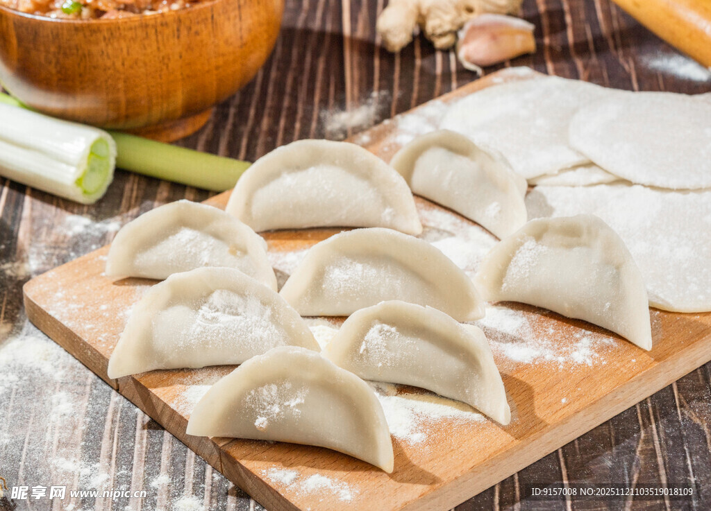 木板上摆放的美味手工饺子