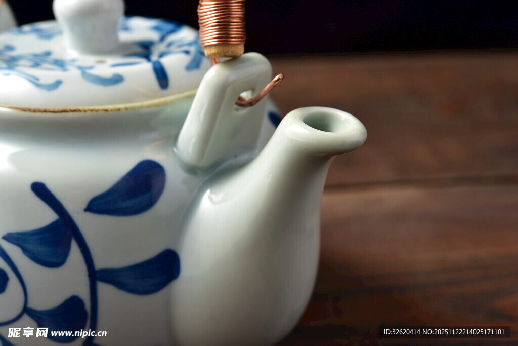 青花瓷茶壶