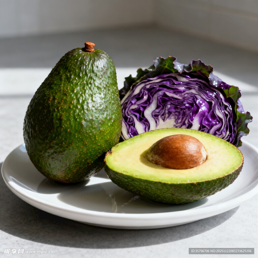 牛油果与紫甘蓝摆盘