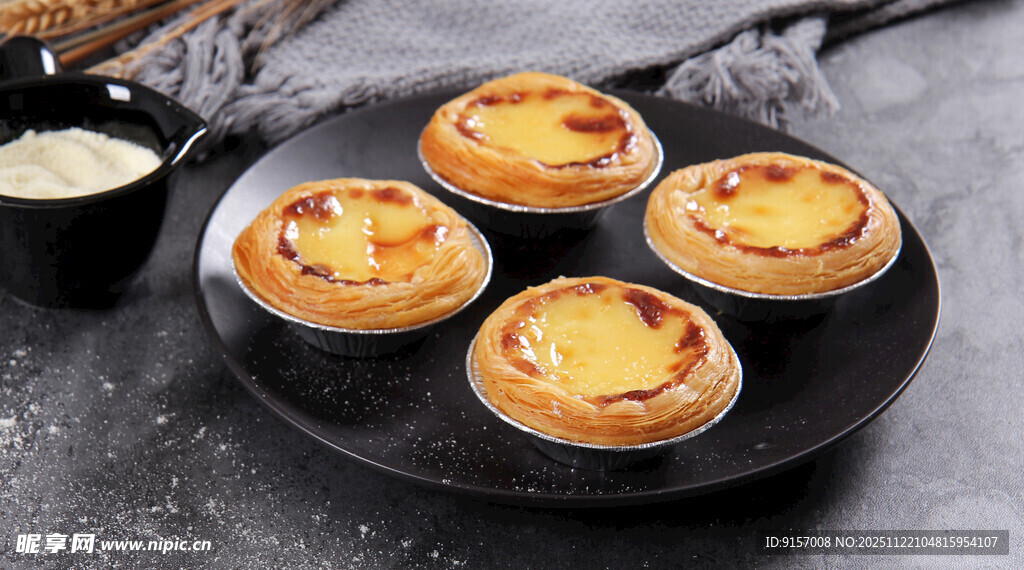 美味蛋挞摆放在黑色托盘上