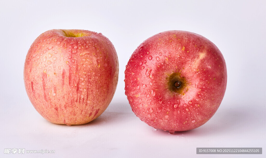 两个红苹果特写