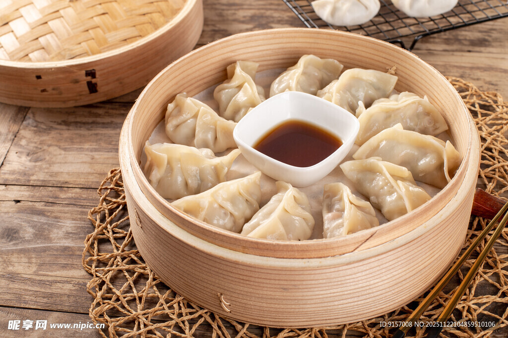 竹制蒸笼里的美味饺子