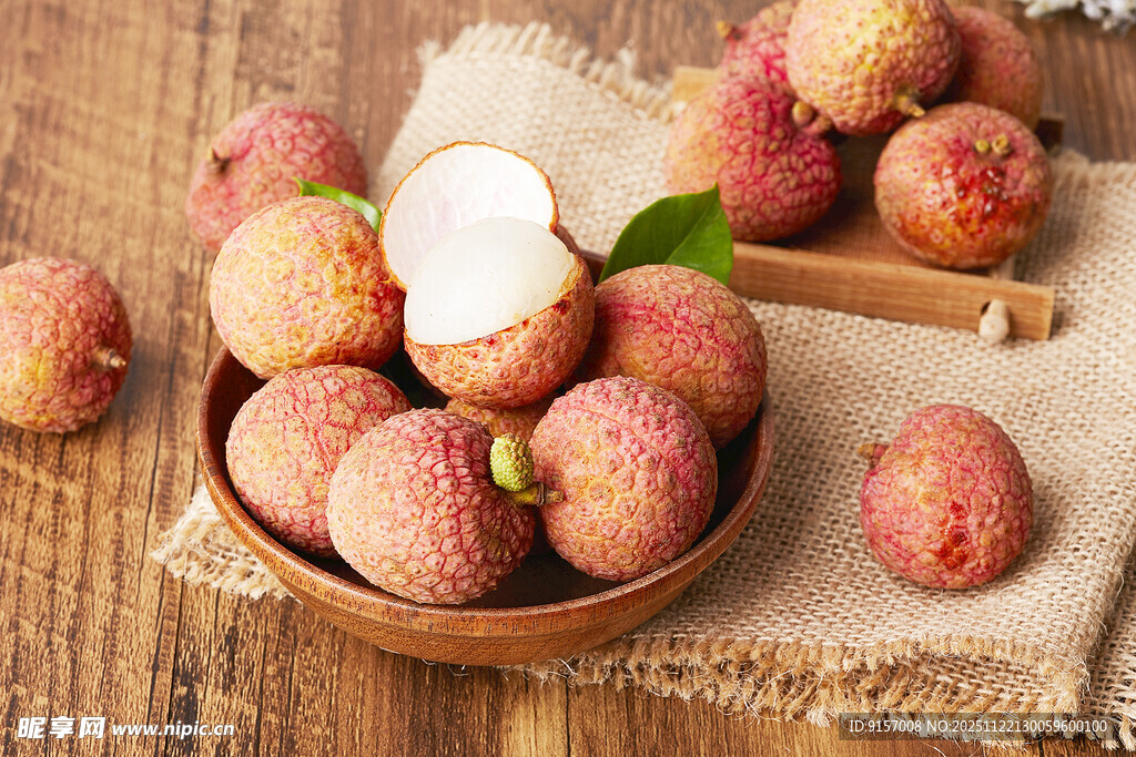 木盘里新鲜饱满的荔枝